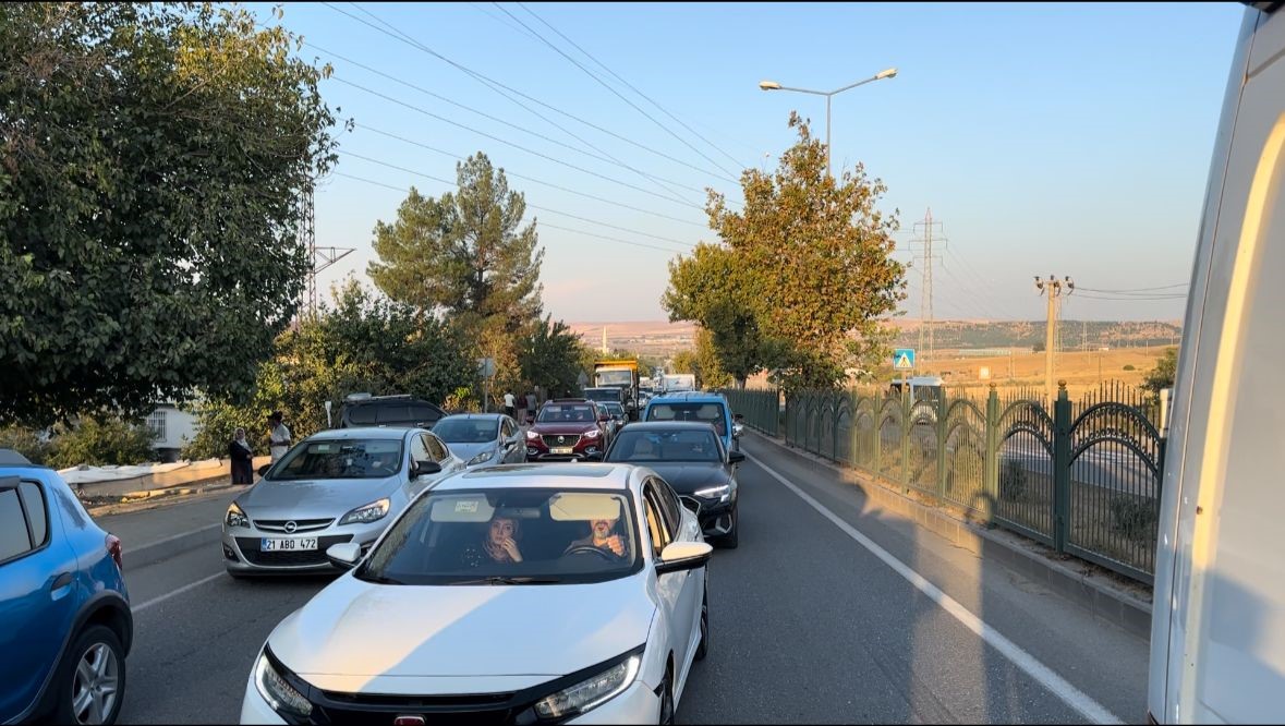 Diyarbakır’da 6 aracın karıştığı zincirleme kazada 3 kişi yaralandı 
