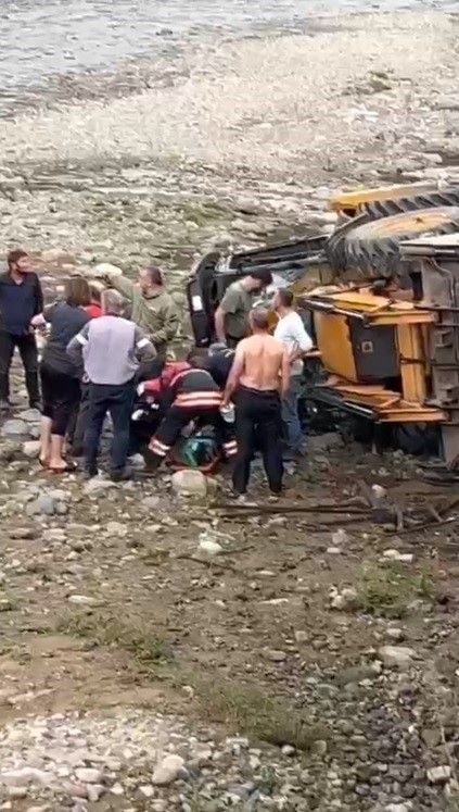 İş makinesi dereye d&uuml;şt&uuml;, s&uuml;r&uuml;c&uuml; yaralandı
