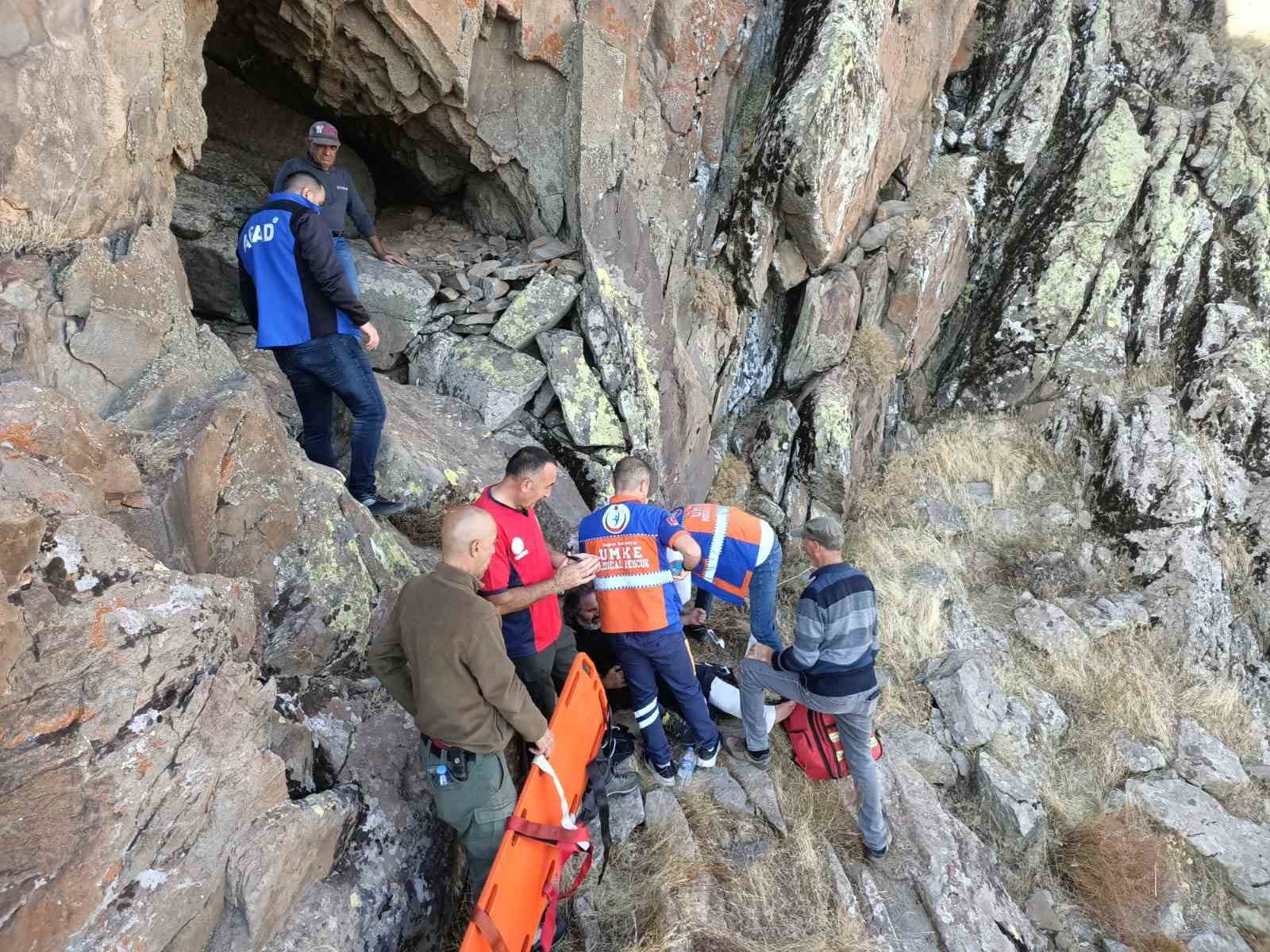 Kayadan düşerek yaralandı, ambulans helikopterle hastaneye kaldırıldı
