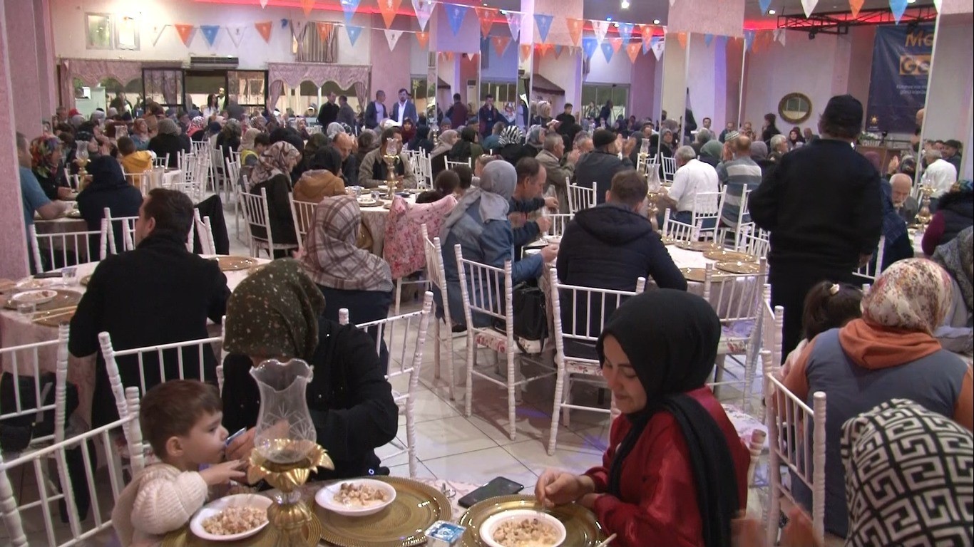 AK Partinin ’Mahallede gezek var’ etkinliğine yoğun katılım