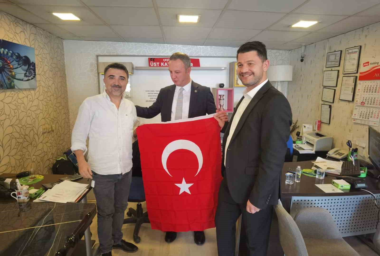 Zonguldak&rsquo;ta 2 bin adet bayrak dağıtıldı
