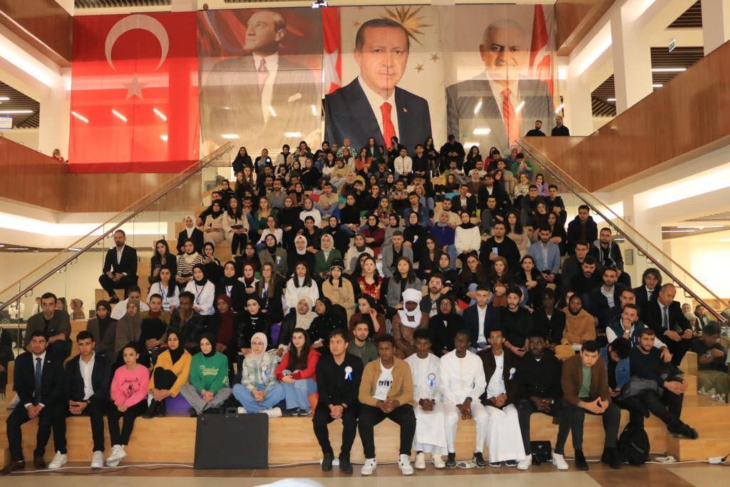Yıldırım, &uuml;niversite &ouml;ğrencileriyle s&ouml;yleşide bulundu
