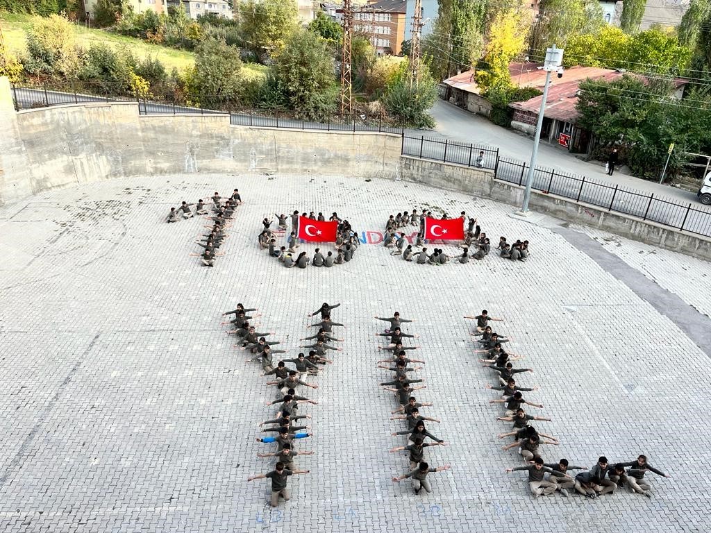 Hakkari’de "100. Yıl" ve "ay yıldız" koreografisi oluşturuldu