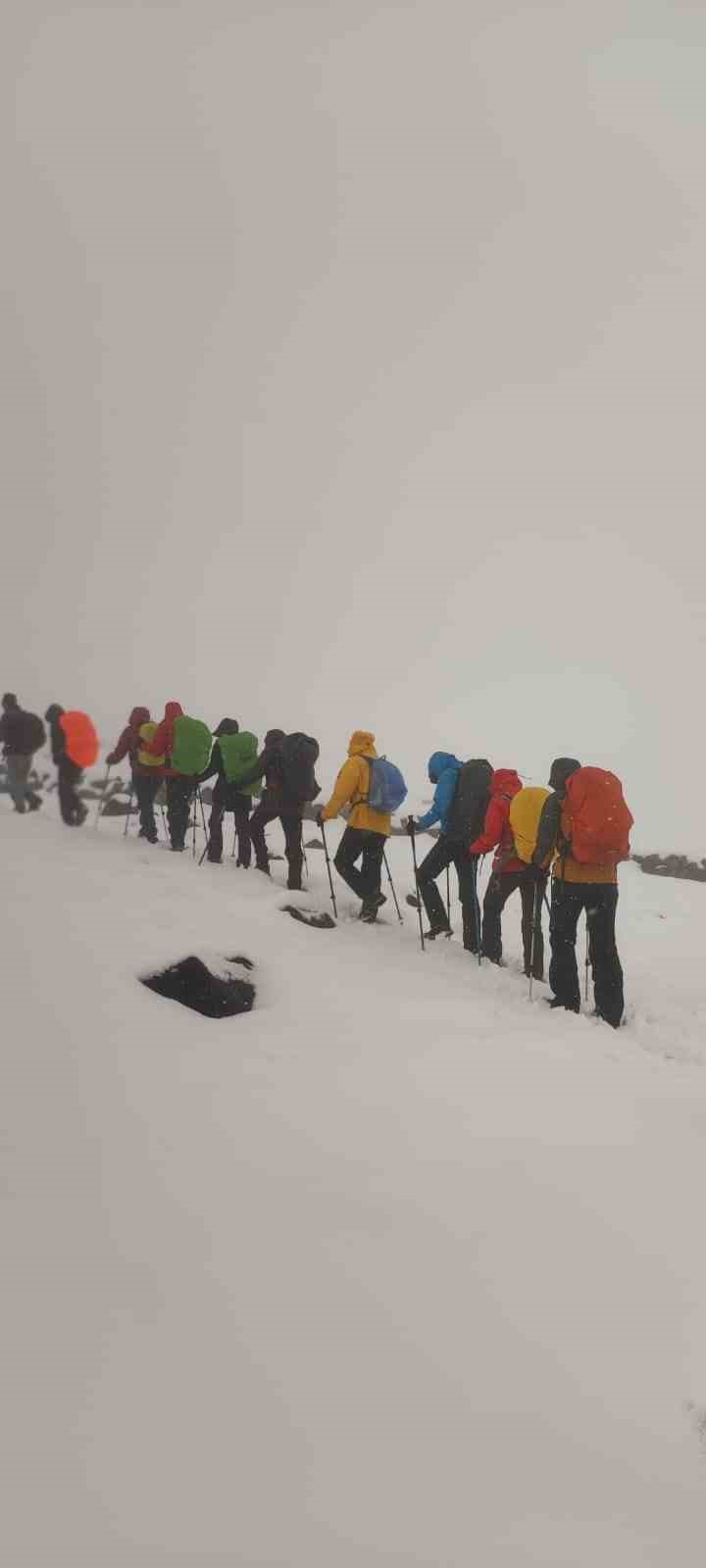 Cumhuriyet&rsquo;in 100. yılı Ağrı Dağı zirvesinde kutlandı
