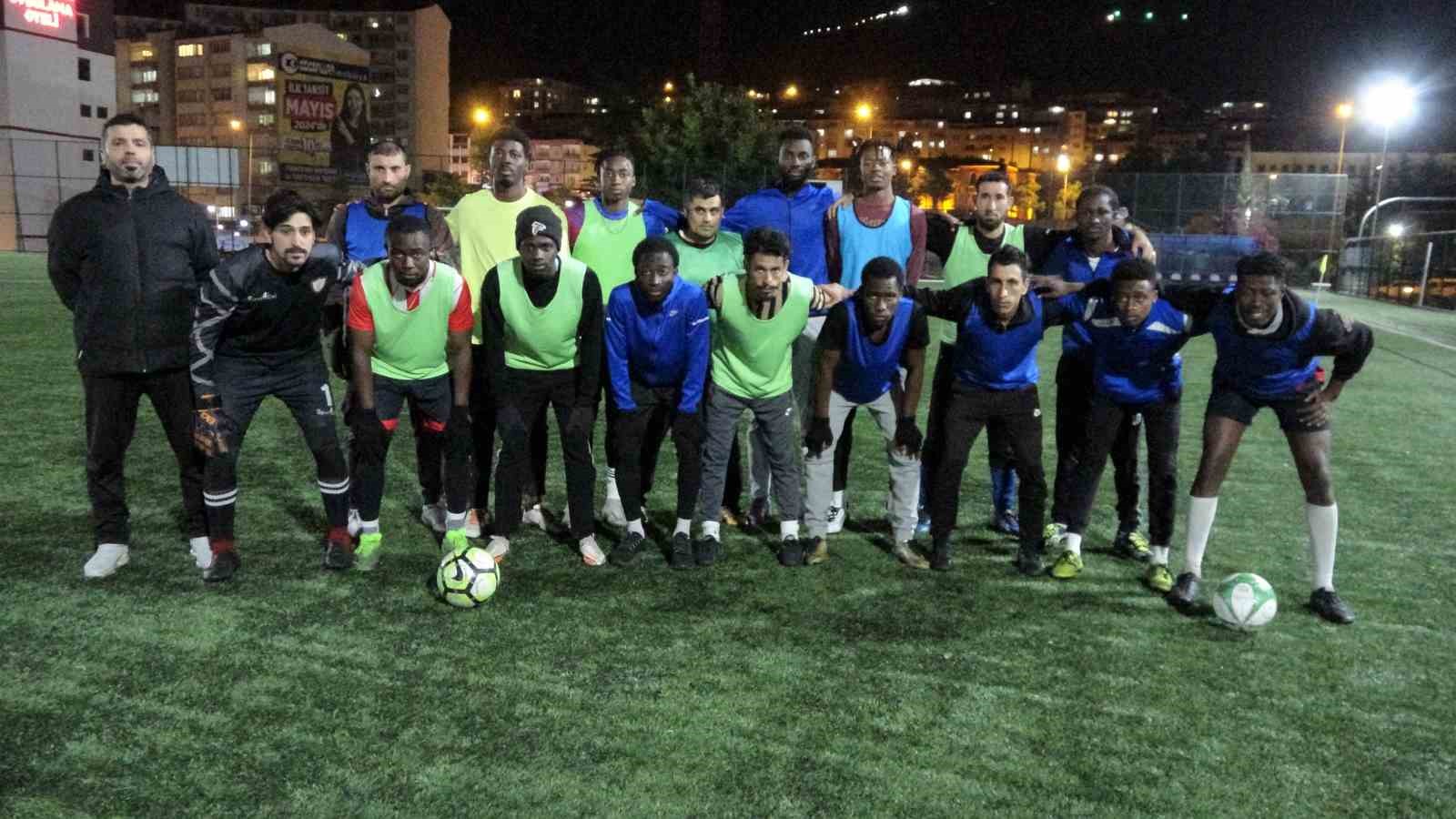 Takım kuran misafir öğrenciler, amatör ligde top koşturmak istiyor