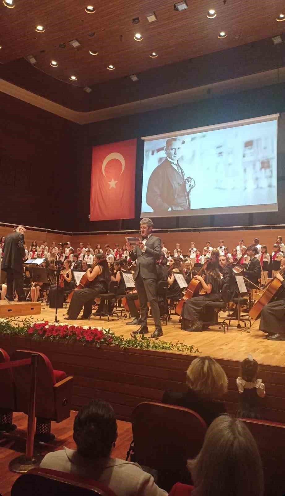 TED İzmir Kolejinden Cumhuriyet&rsquo;in 100. yılına yakışan program
