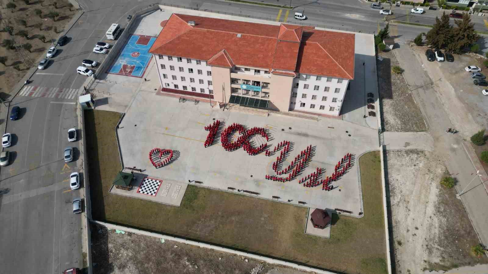 İzmir’de öğrencilerden Cumhuriyet’in 100’üncü yılına özel koreografi
