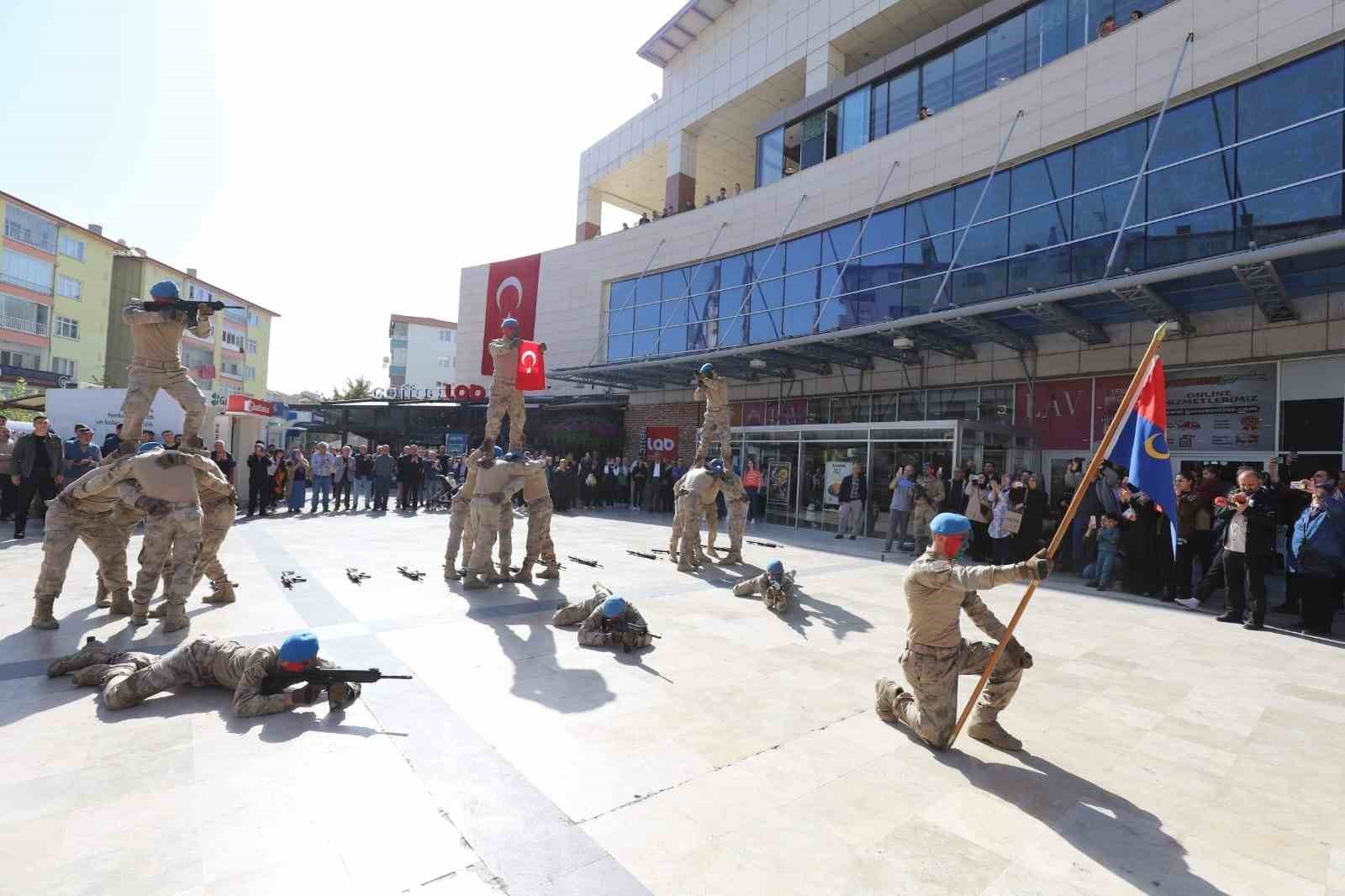 Komandoların gösterisi izleyenleri mest etti
