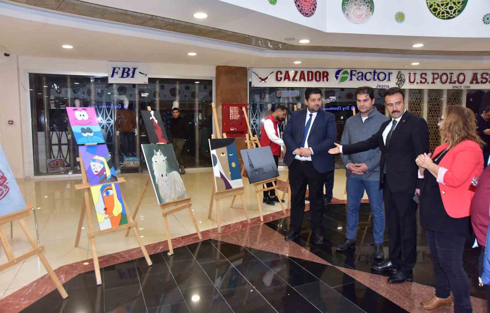 Ahlat&rsquo;ta &lsquo;Cumhuriyet Bayramı Resim Sergisi&rsquo; a&ccedil;ıldı
