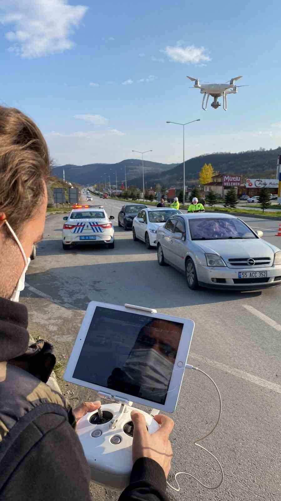 Samsun'da dronlu trafik denetiminde 5 düzensiz göçmen ile 2 göçmen kaçakçısı yakalandı