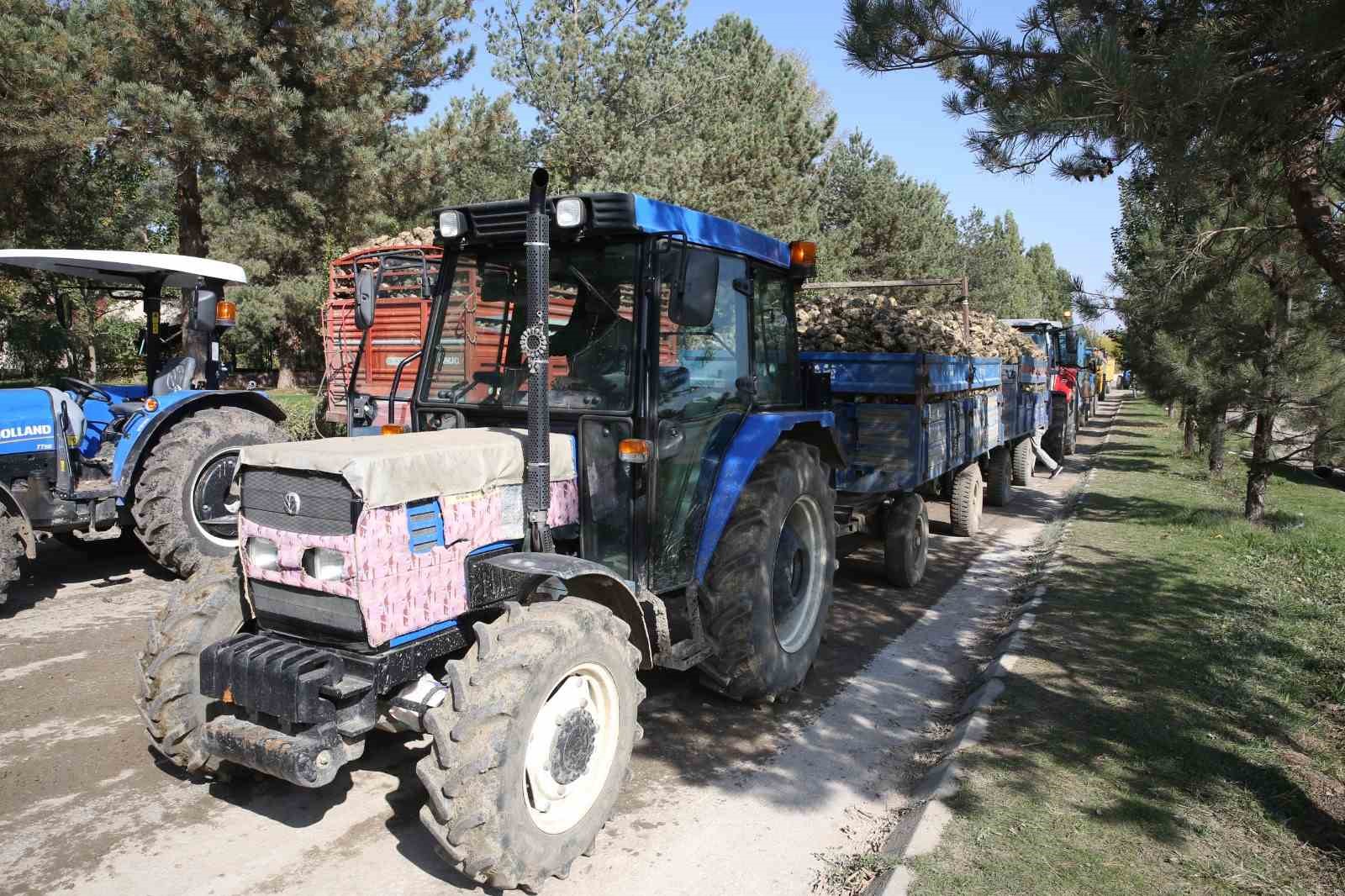 Muş’ta bin 500 traktör römorkuna reflektör takıldı
