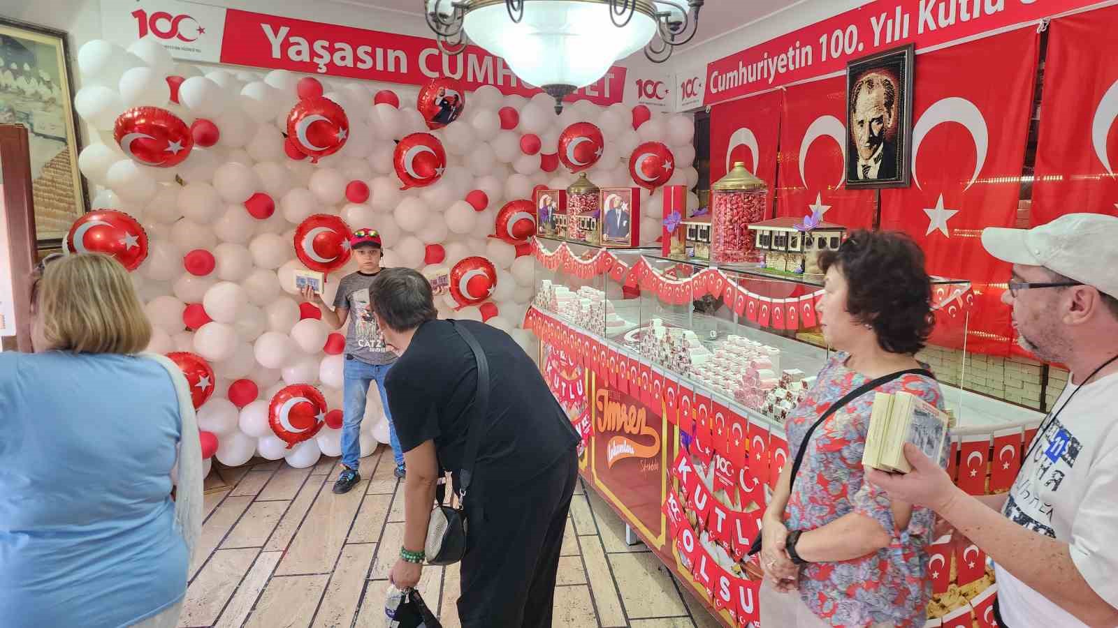 Cumhuriyetin 100. Yılına &ouml;zel bin 923 kilo &ouml;zel lokum &uuml;rettiler
