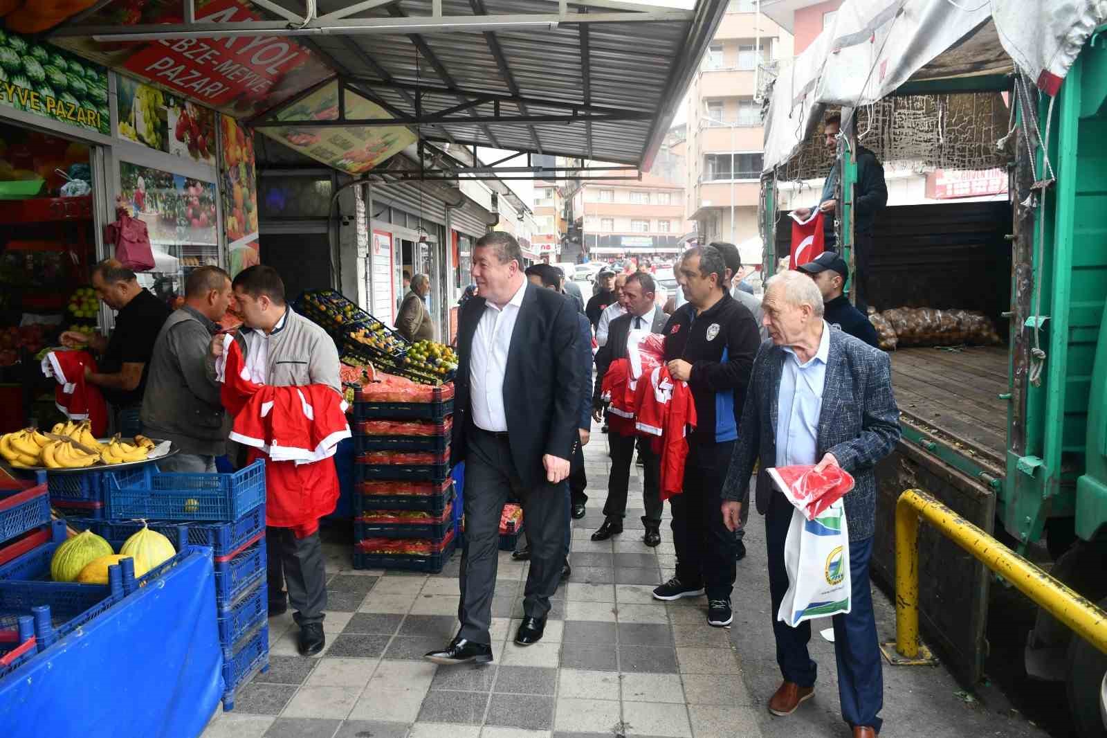 Alaplı Belediyesi esnaf ve vatandaşlara binlerce T&uuml;rk Bayrağı dağıttı
