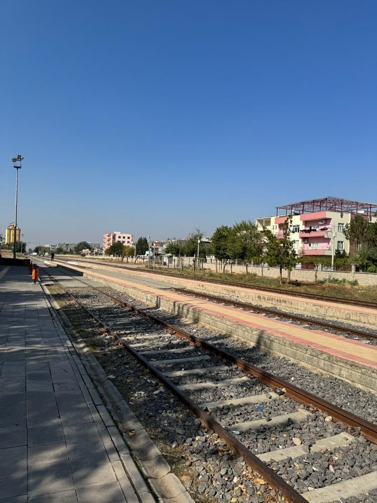 Bismilde tren kazalarnn nne gemek iin alt geit ihalesi yapld
