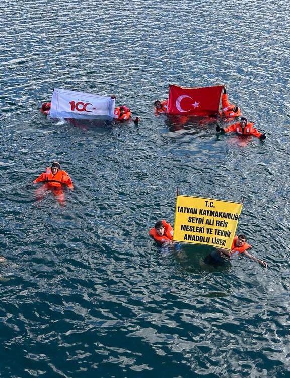 Van Gölü’nde Cumhuriyet’in 100. yılı kutlandı