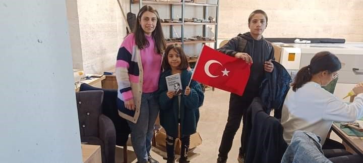 Ortaokul öğrencileri, 100. yıl için 100 kitap ve 100 bayrak dağıttı