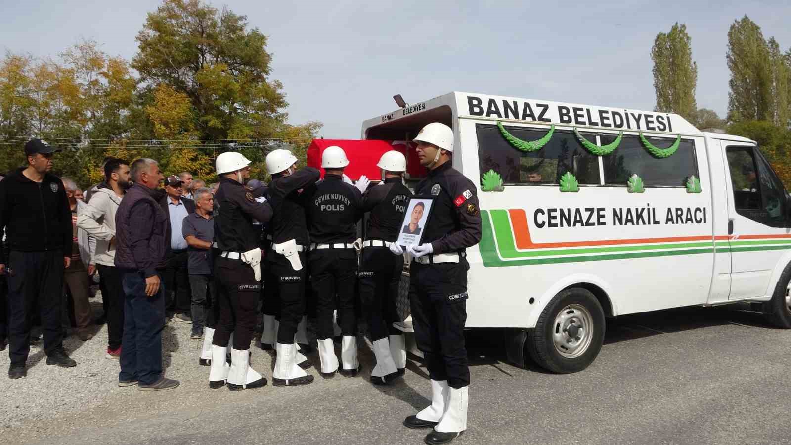 Kalp krizinden hayatını kaybeden polis Uşak&rsquo;ta toprağa verildi
