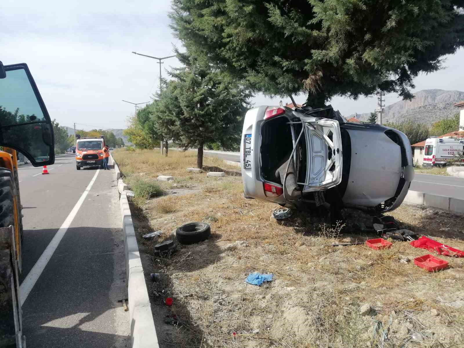 Burdur’da kontrolden çıkan otomobil refüjdeki ağaca saplandı: 2 ölü