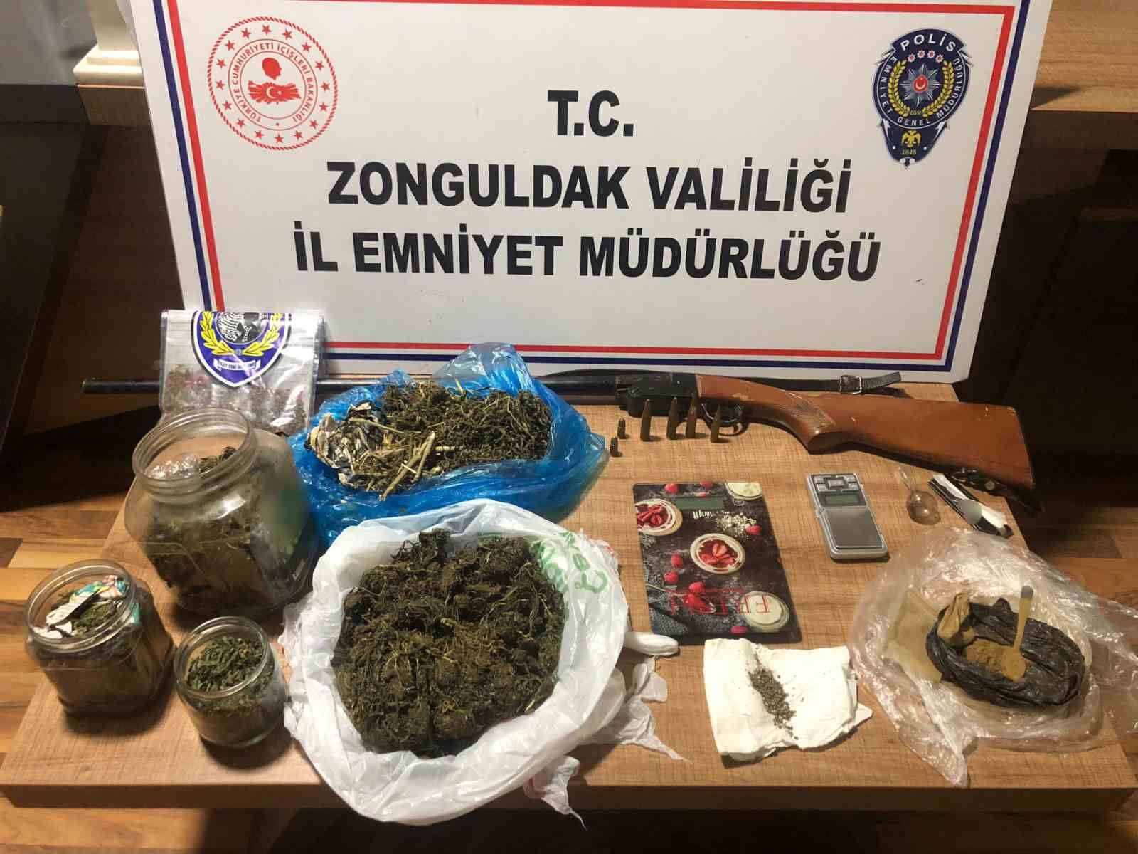 Zonguldak&rsquo;ta 2 kilogram uyuşturucu madde ele ge&ccedil;irildi: 3 tutuklu
