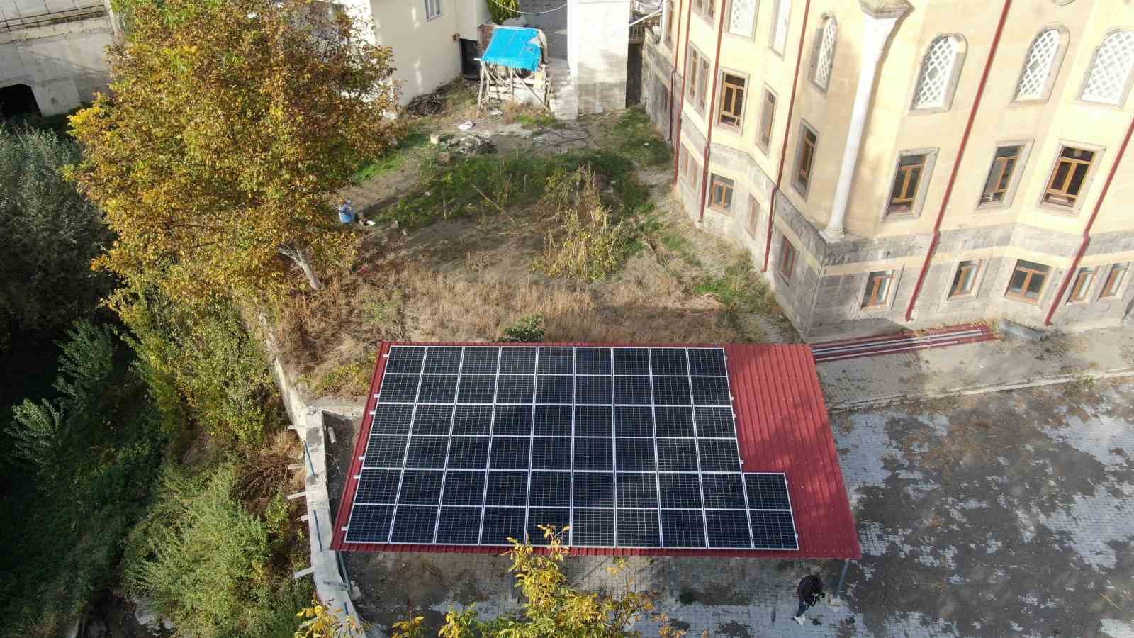 Bu caminin elektrik ihtiyac gne panellerinden karlanyor
