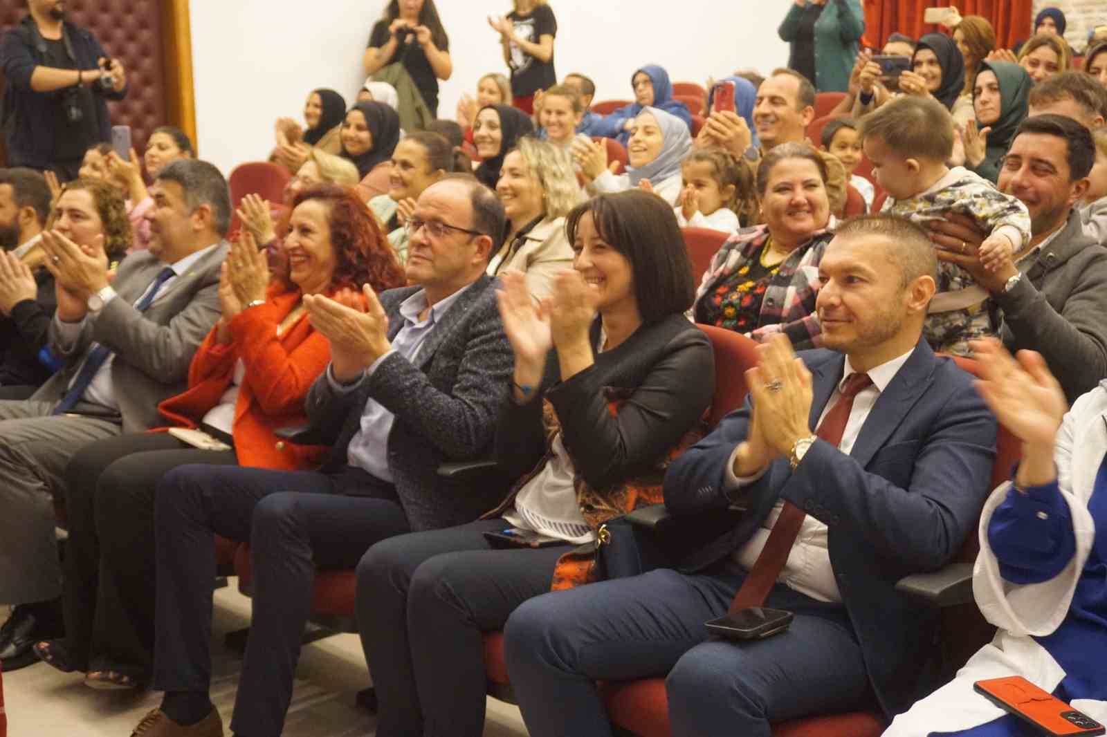 İlkokul öğrencilerinden geri dönüşüm defilesi