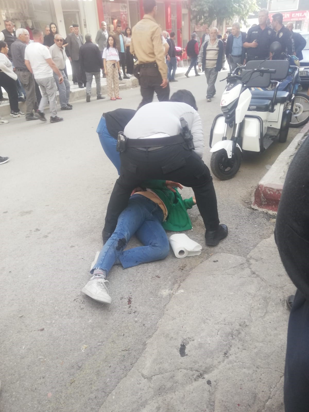 Eşi ve onunla ilişkisi olduğunu düşündüğü kişiyi bıçakladı