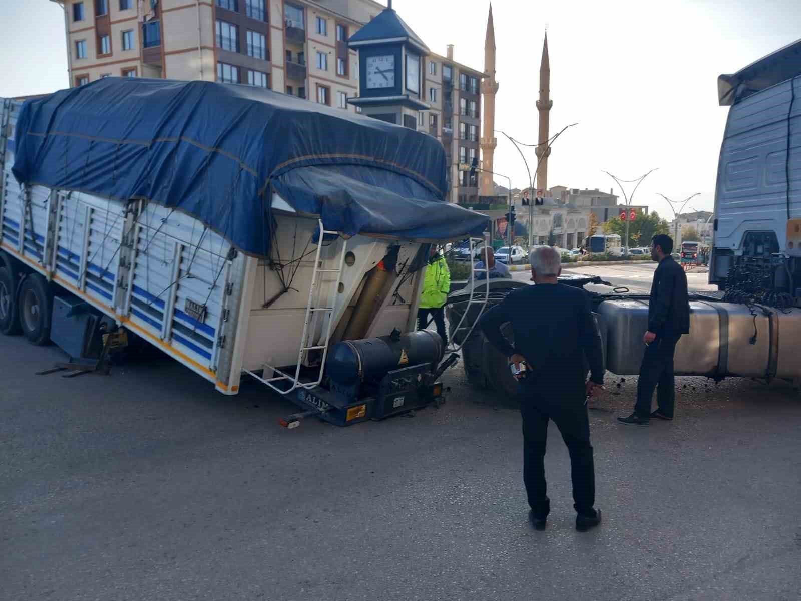 Şırnak’ta tır virajı alırken dorsesi düştü