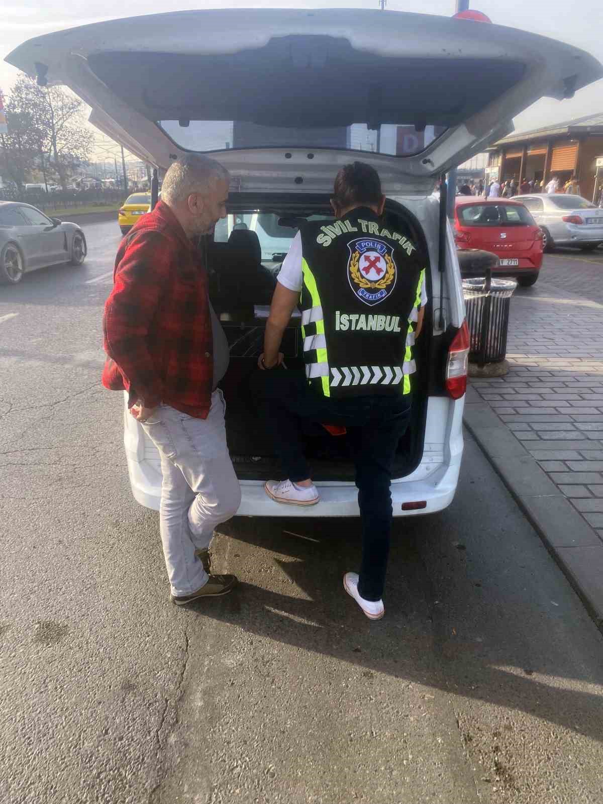 Taksi bulamayan ailenin yardımına polis yetişti
