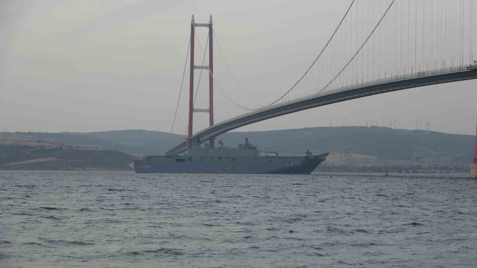 &lsquo;TCG Anadolu&rsquo; 1915 &Ccedil;anakkale K&ouml;pr&uuml;s&uuml; altından ge&ccedil;ti
