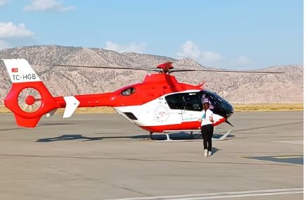 D&ouml;rd&uuml;nc&uuml; kattan d&uuml;şt&uuml; ağır yaralandı, ambulans helikopterle sevk edildi
