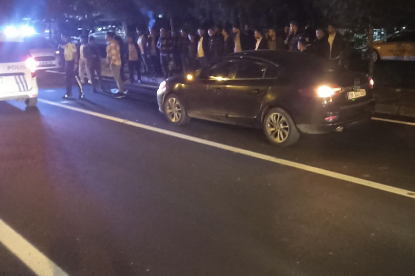 Ref&uuml;jden karşıya ge&ccedil;en yayaya otomobil &ccedil;arptı
