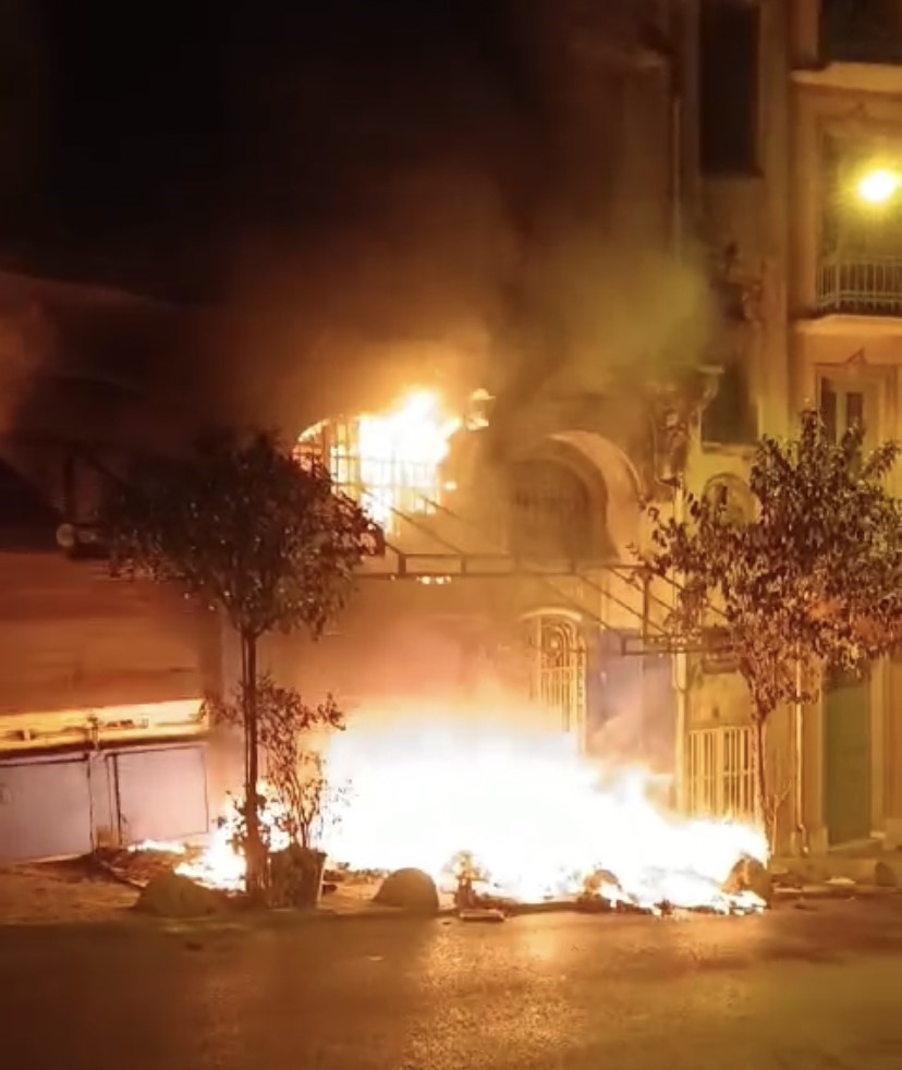 Beyoğlu’nda Tarihi Gueive Han’da yangın: Giriş kat alev alev yandı