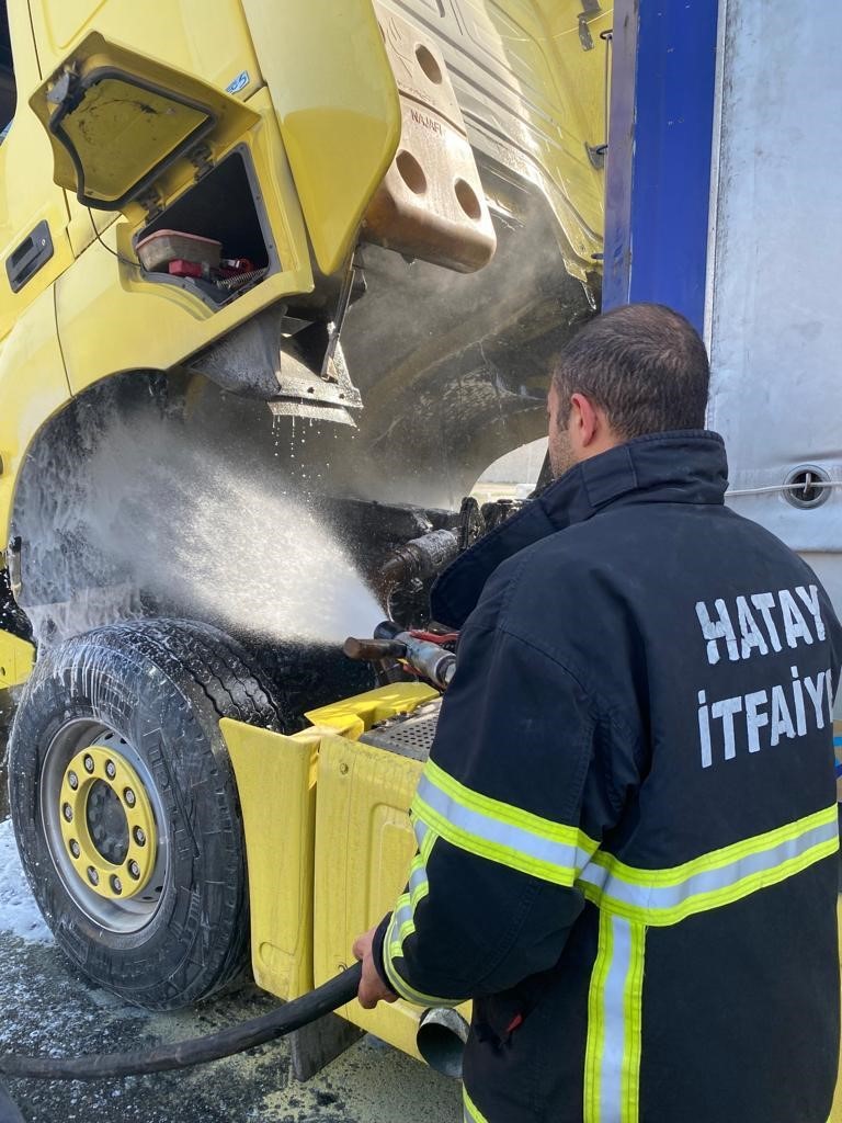 Hatay’da bir tır alev aldı