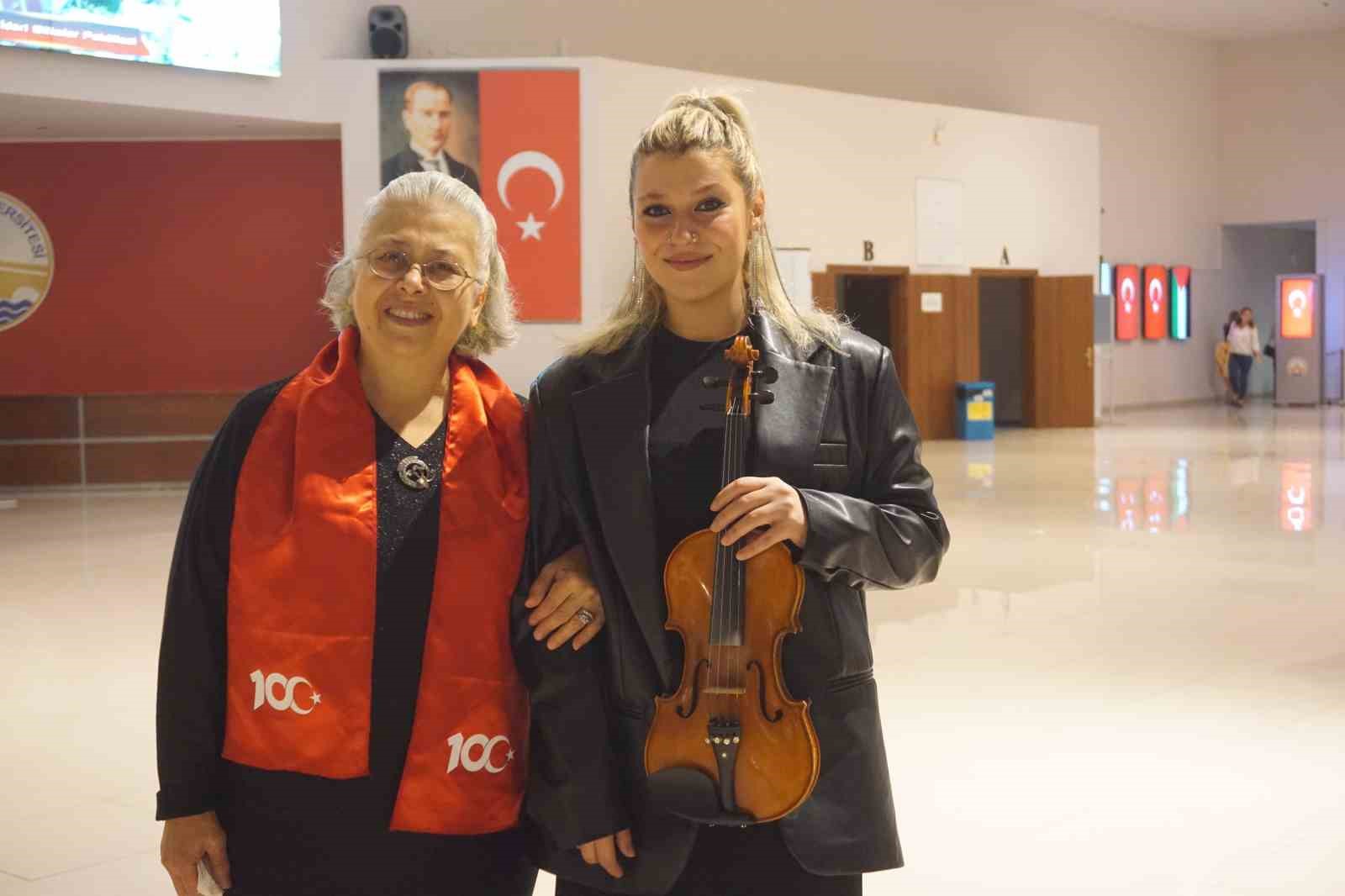 Edirne’de 100. yıla özel düzenlenen konserde Cumhuriyet coşkusu yaşandı