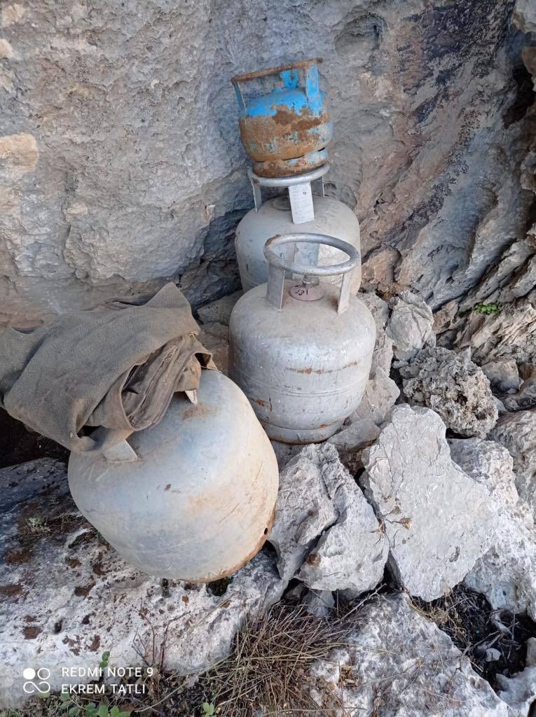 Hakkari kırsalında teröristlere ait malzemeler ele geçirildi