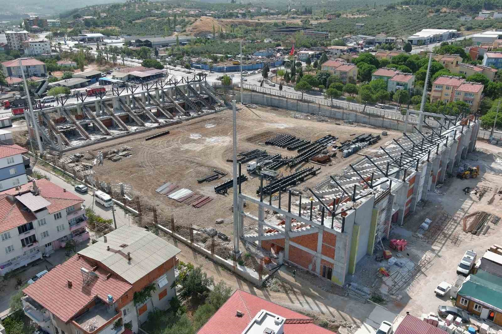 Soma Stadyumu&rsquo;nda &ccedil;alışmalar devam ediyor
