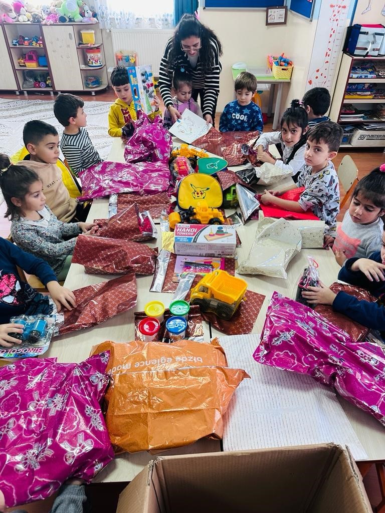 Deprem b&ouml;lgesindeki arkadaşlarına hediyeler g&ouml;nderdiler
