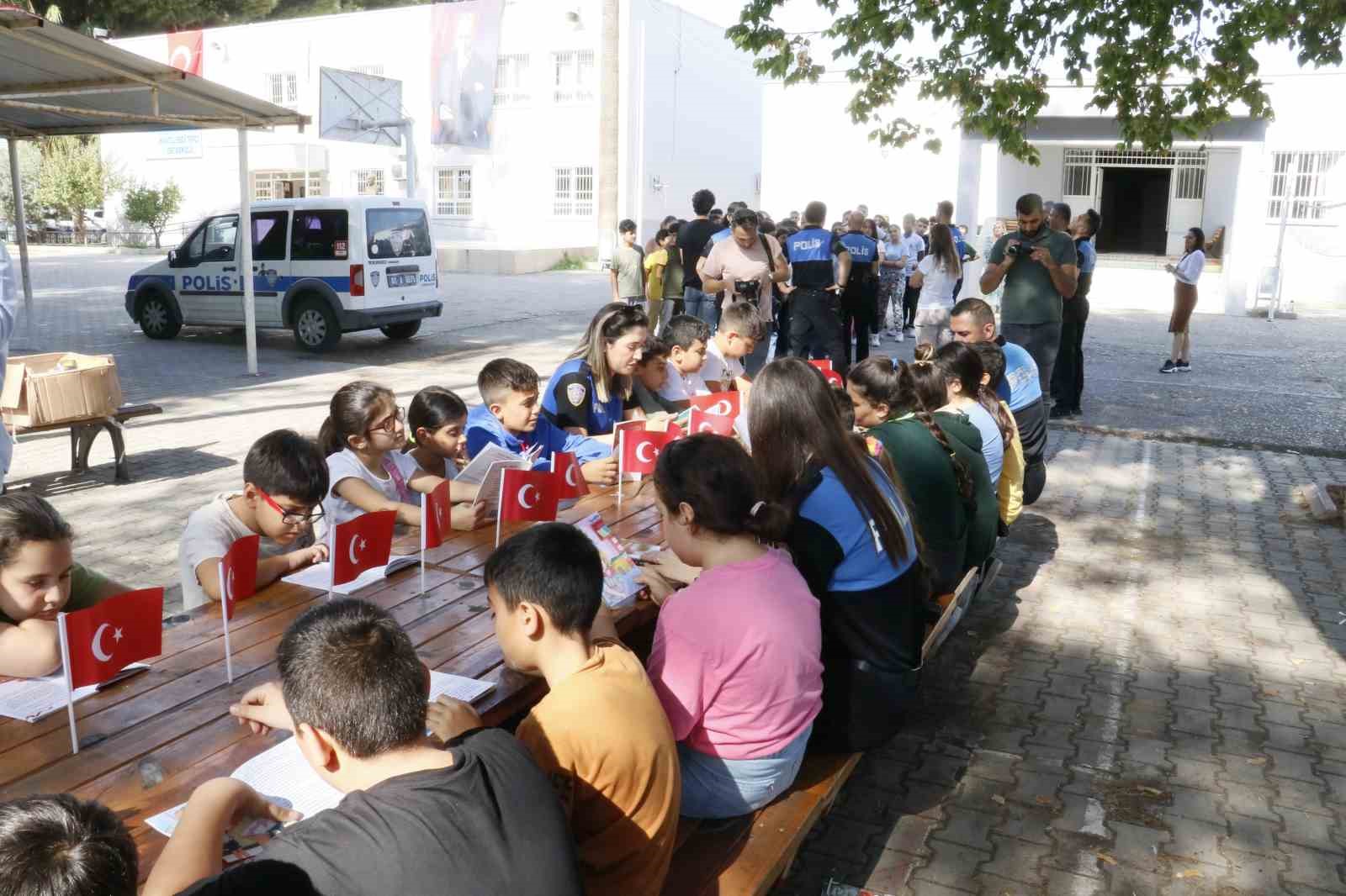 Sosyal medya bağımlılığının önüne geçmek için polis ‘okuma etkinliği’ düzenledi