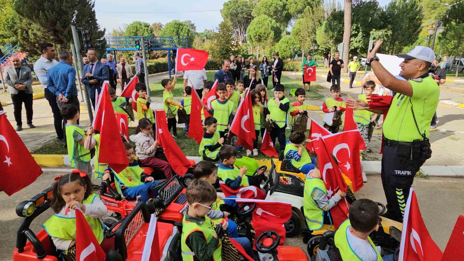 Çocuklar trafik kurallarını eğlenerek öğrendi