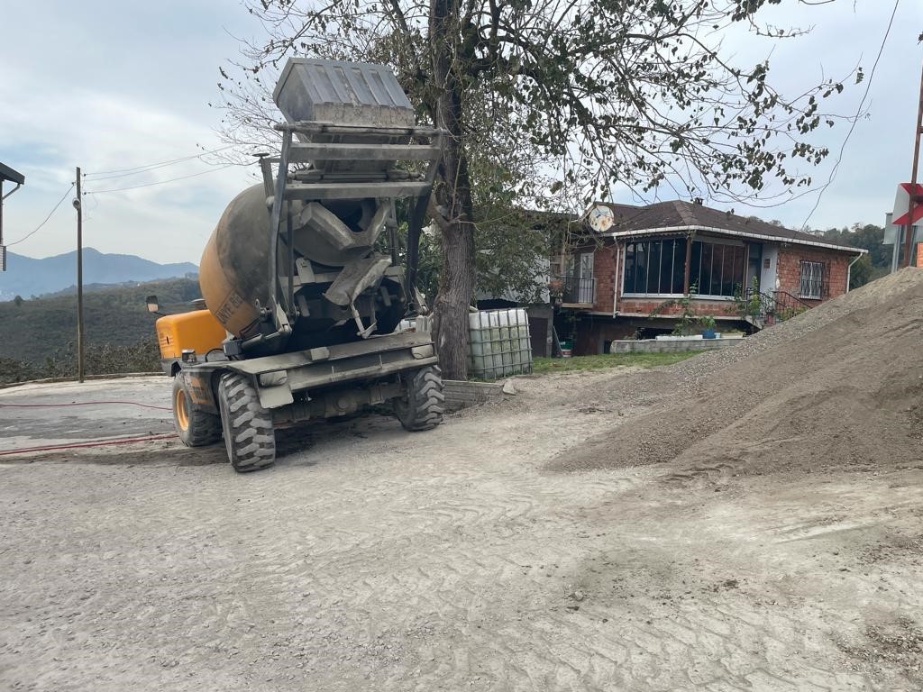 &Uuml;nye&rsquo;de beton yol &ccedil;alışmaları s&uuml;r&uuml;yor
