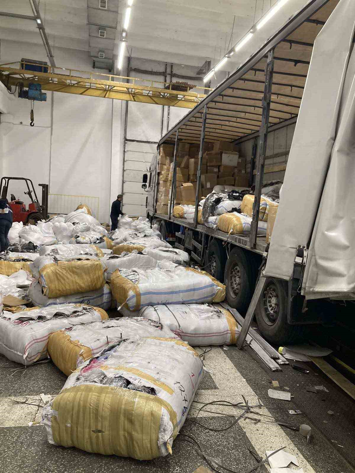 Deterjan yüklü tır da 70 bine yakın parfüm, kıyafet, ayakkabı ve aksesuar bulundu