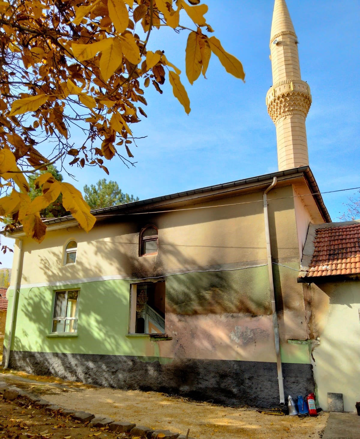 İmamın aracını kundakladı, cami ve lojman da zarar gördü