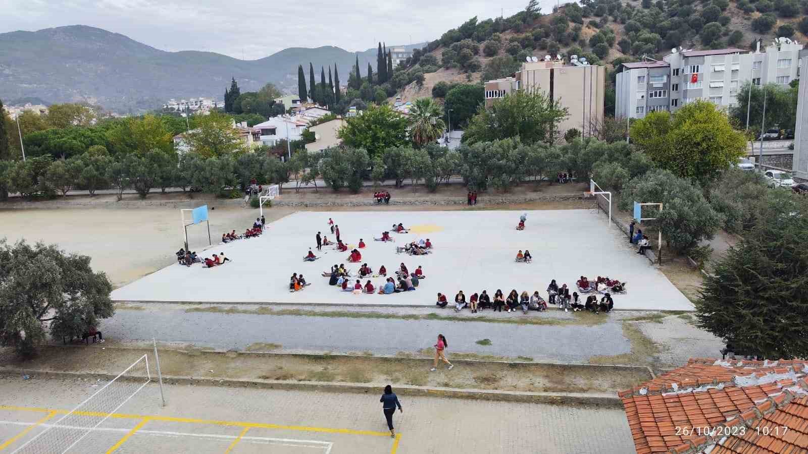 Söke’de kilimini kapan geliyor, kitap okuyor