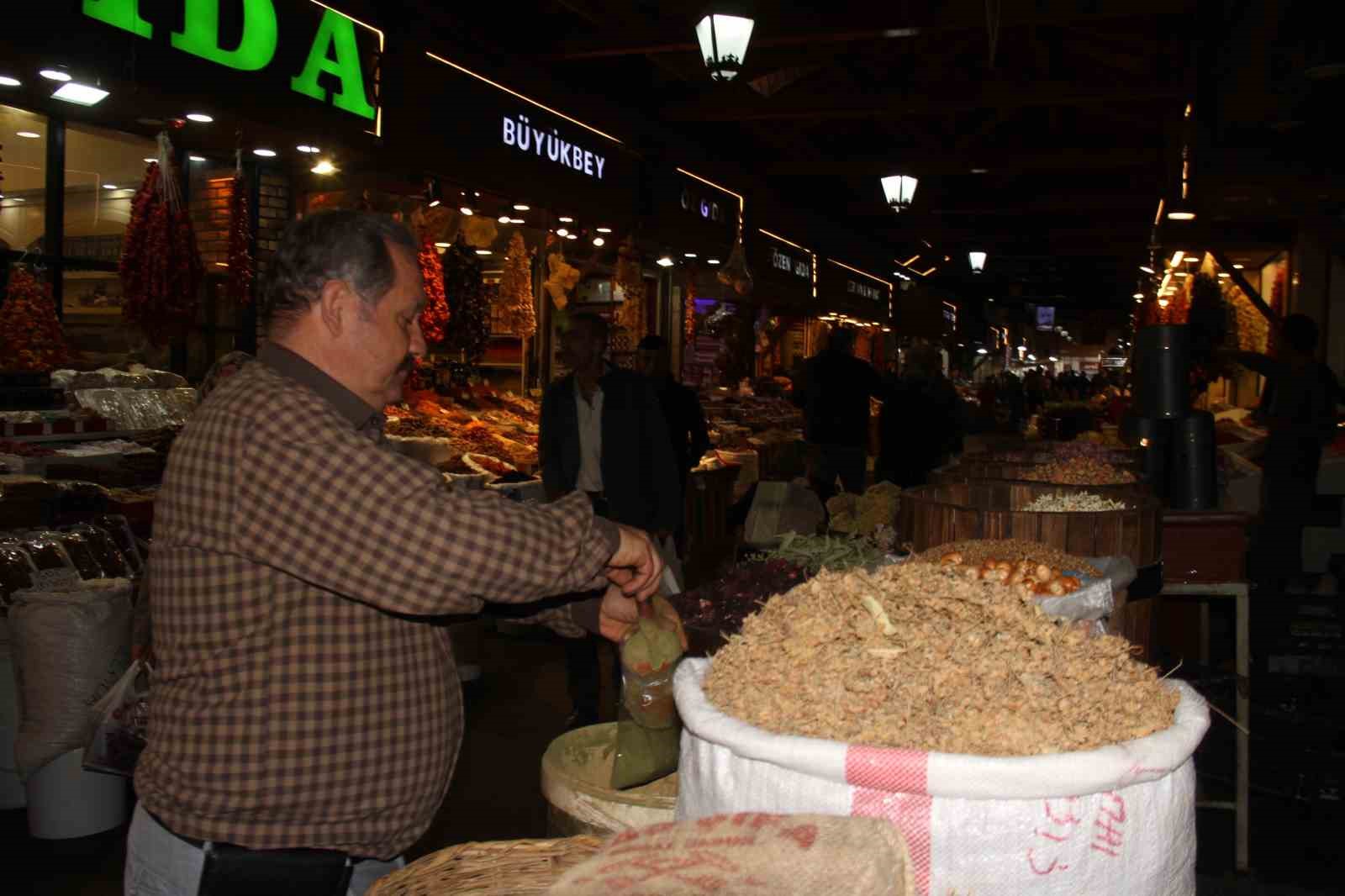 Havalar soğudu, vatandaşlar aktarlara akın etti
