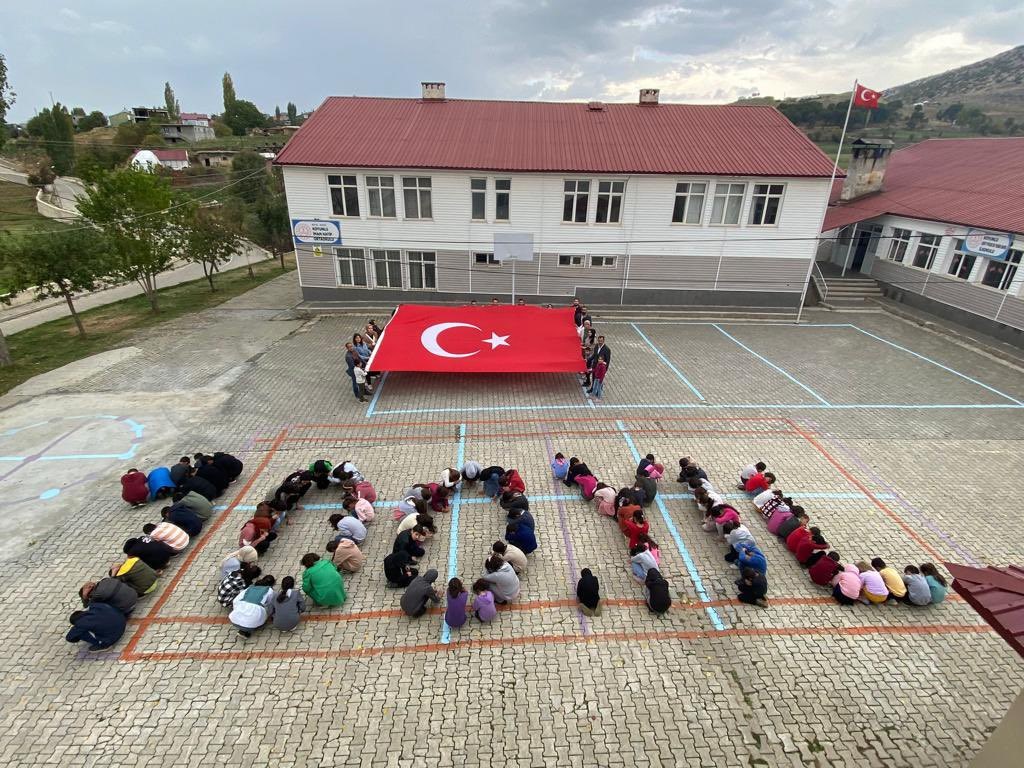 Mutki’de öğrencilerin 100 yıl koreografi gösterisi