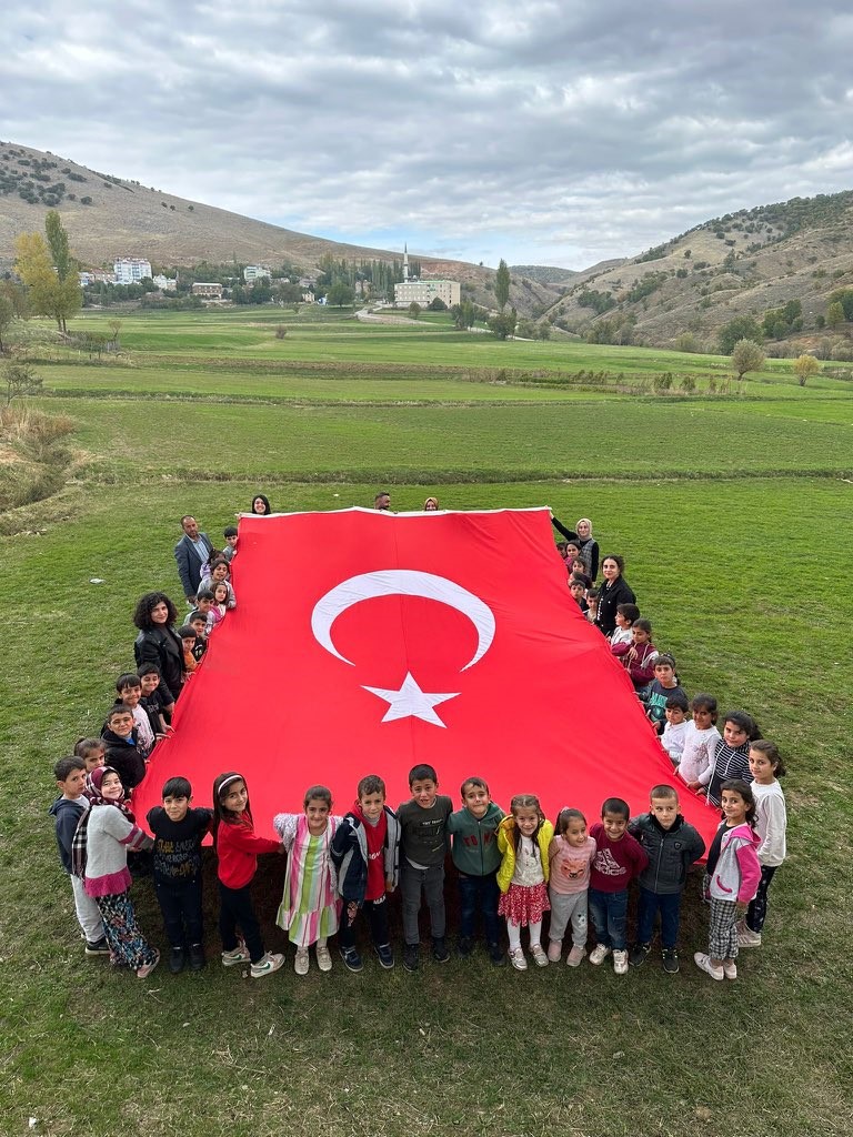 Mutki&rsquo;de &ouml;ğrencilerin 100 yıl koreografi g&ouml;sterisi
