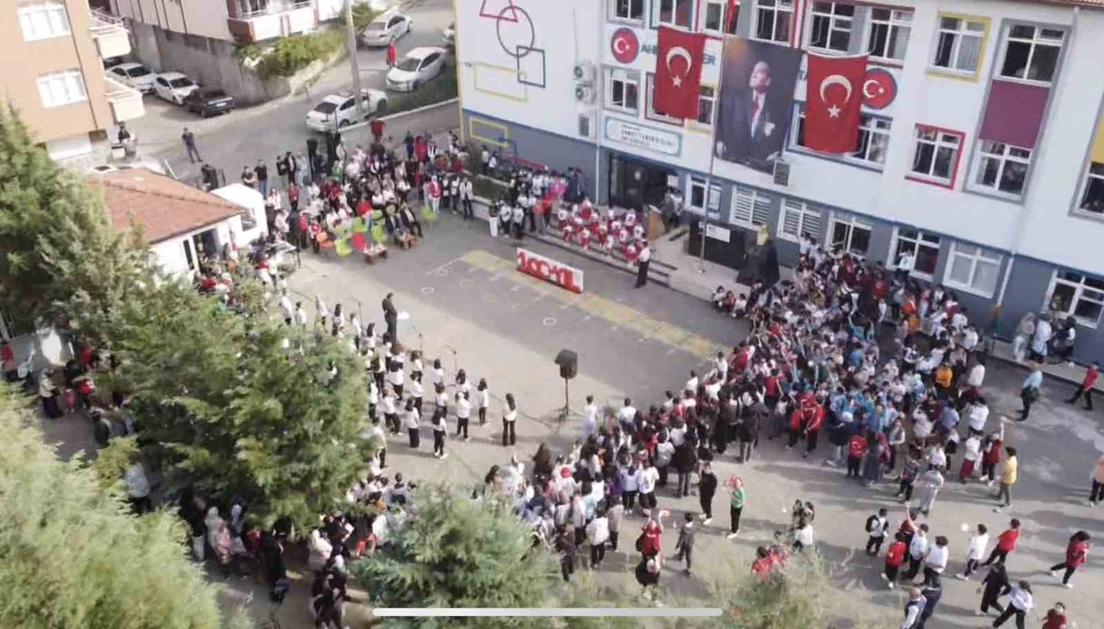 Cumhuriyet 100&rsquo;&uuml;nc&uuml; yılı okullarda coşku ile kutlandı
