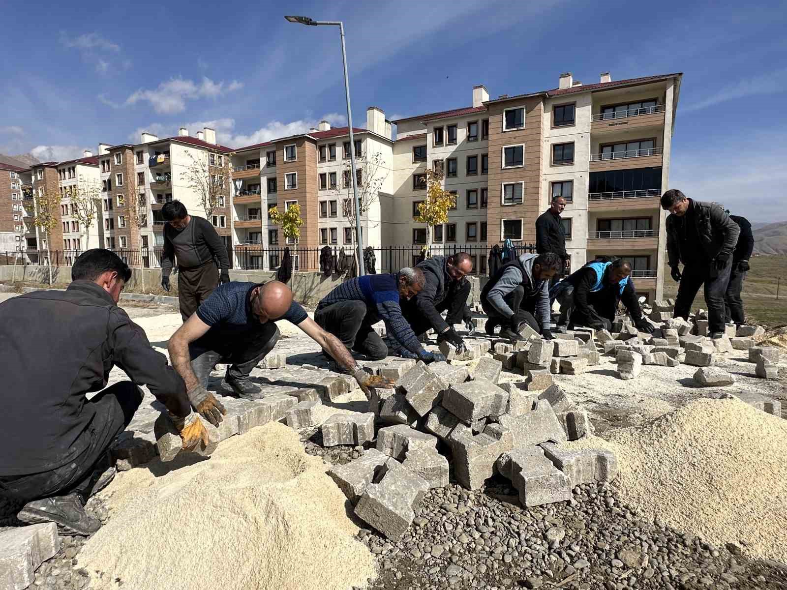 Yüksekova’da yürekleri ısıtan anlar: 30 kapıcı çocuklar için yol onardı