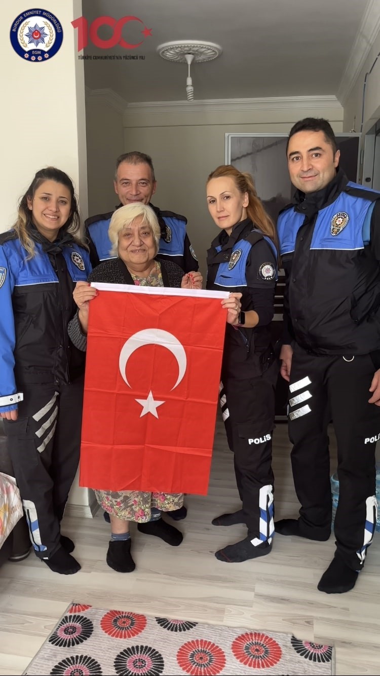 Doğum gününde 112’yi arayıp Türk bayrağı isteyen Nazan teyzeye polisten pastalı sürpriz