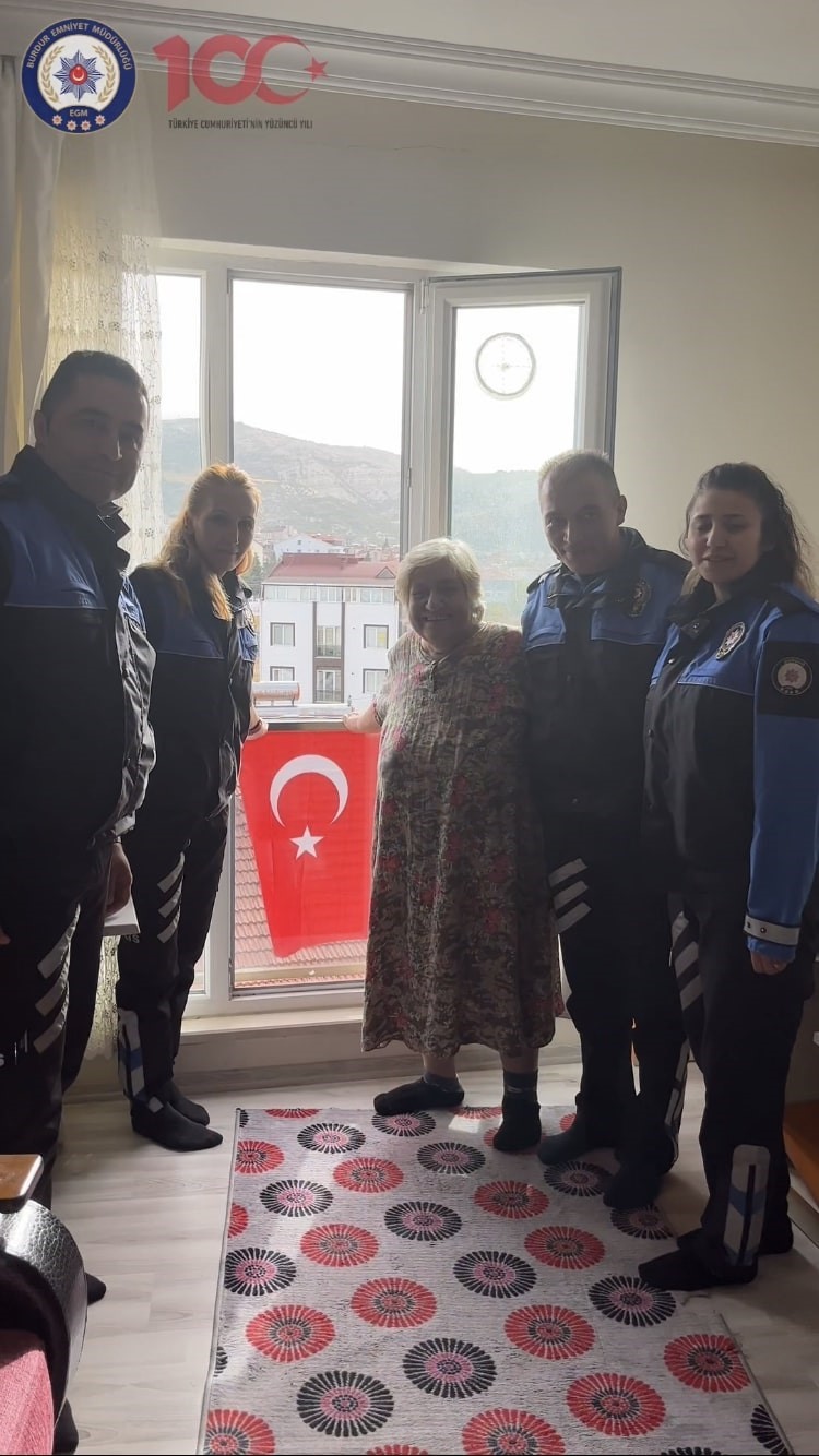 Doğum g&uuml;n&uuml;nde 112&rsquo;yi arayıp T&uuml;rk bayrağı isteyen Nazan teyzeye polisten pastalı s&uuml;rpriz
